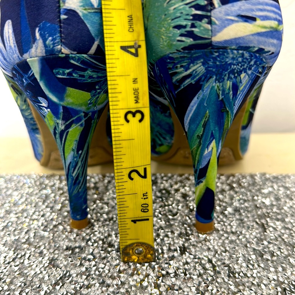 Fergalicious By Fergie Blue Green Fabric Floral Pointy 3 1/2” Heel. 7M Tropical - Picture 9 of 10
